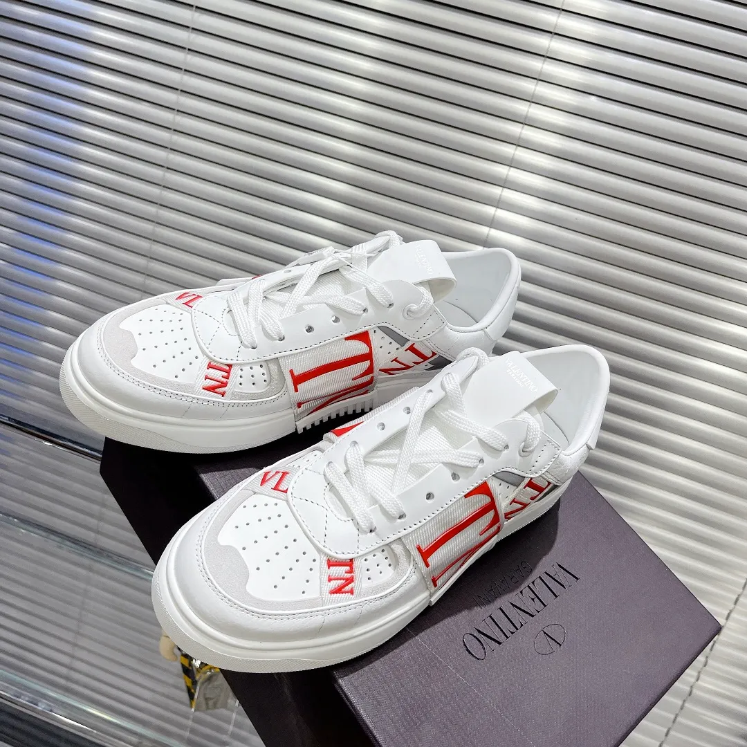 👟👟Ex-factory price 600👟👟 Valentino ONE STUD calfskin lace-up sneakers. Soft suede low-top sneakers, classic and versatile, couple's sneakers, special goods, worth buying! A pair of simple shoes with unique details will save you from the difficulty of dressing. OneStud sneakers, with quilted plaid and oversized rivets, create an eye-catching punk style and get rid of the heavy feeling of this season's clothing. Upraise calfskin derby shoes, with exquisite leather construction and simple silhouette, and smooth lines set the tone of coolness, are a versatile item in the wardrobe. There are more Valentino boutique shoes waiting for you to unlock! It’s time to get the shoes you’ve been coveting for a long time! Officially on sale 7,+++ - Seven straps, decorated with metallic rubber effect. Decoration on the back and tongue. Size 35-44.